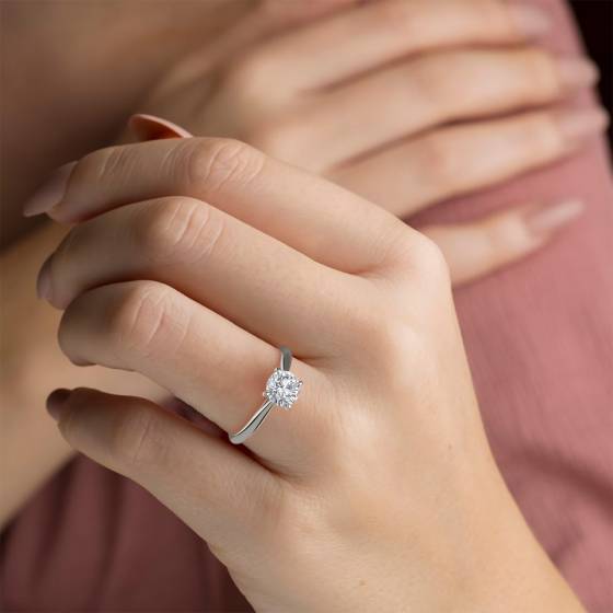 Lab Grown 0.90Ct VS1/D Round Diamond Solitaire Ring