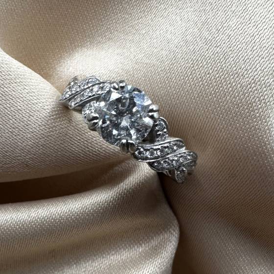 1.30ct I1/F Round Cut Natural Diamond Shoulder Set Ring