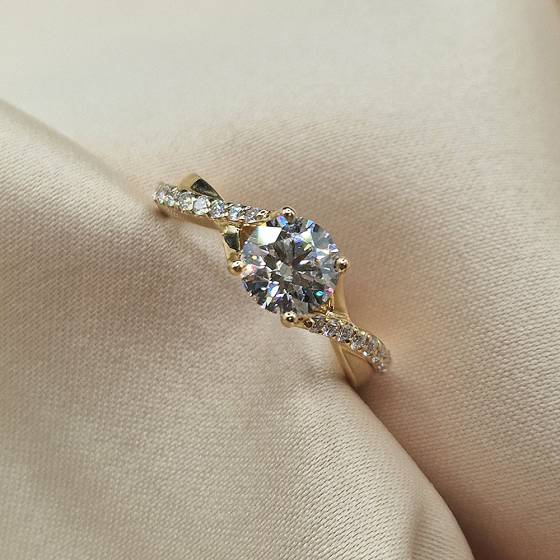 1.25ct VVS1/D Round Cut Lab Grown Diamond Shoulder Set Ring