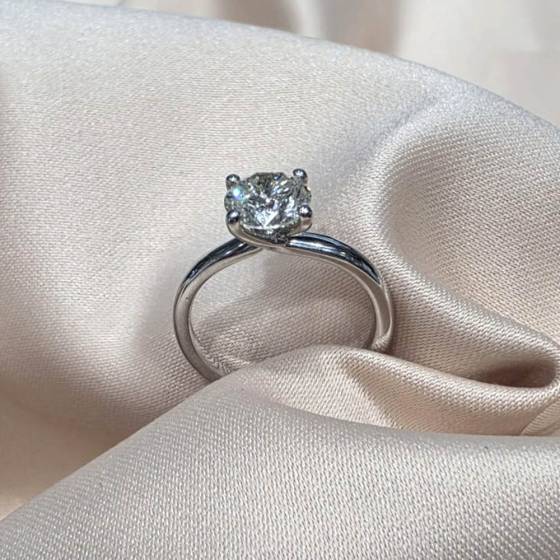 1.25ct VS2/J Round Cut Natural Diamond Solitaire Ring