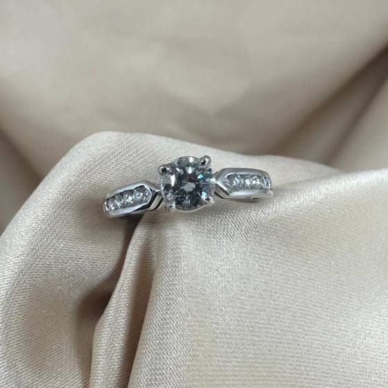 0.75ct SI1/F Round Cut Natural Diamond Shoulder Set Ring