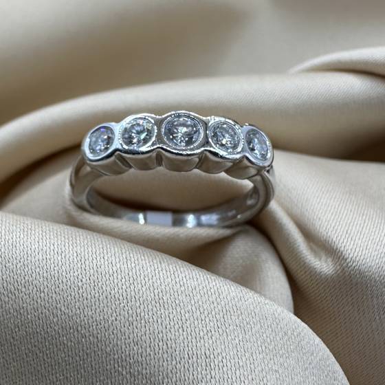 0.50ct VS/E-F Round Cut Natural Diamond 5 Stone Rubover Ring
