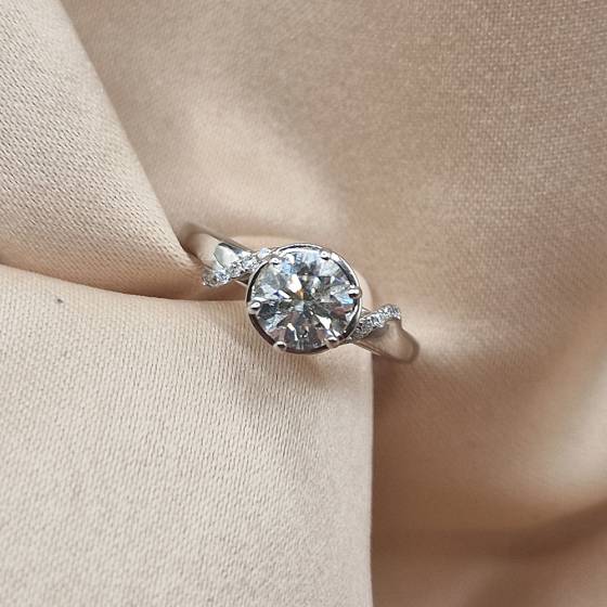 1.00ct VS2/F Round Cut Natural Diamond Ring