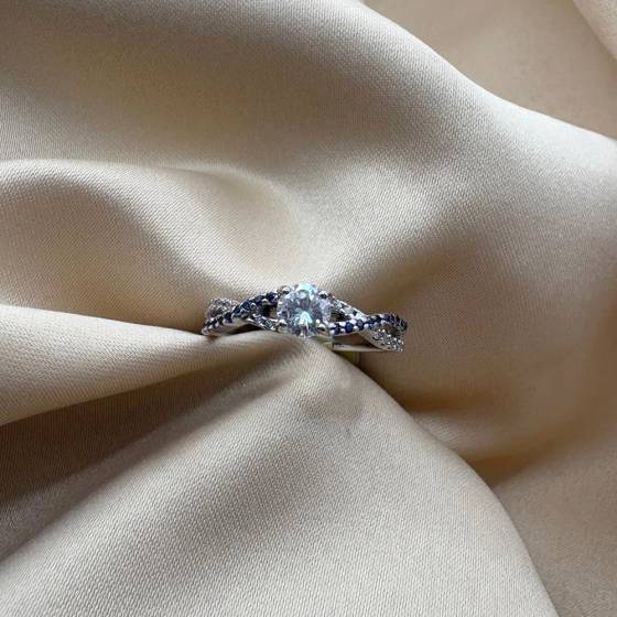 0.80ct SI/F Round Cut Blue Sapphire Gemstone Shoulder Set Ring