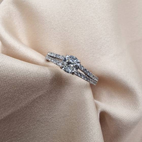 0.80ct SI1/G Round Cut Natural Diamond Shoulder Set Ring