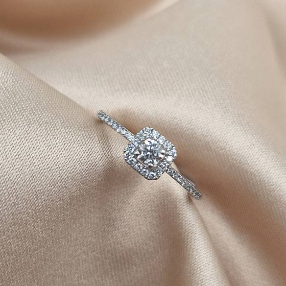 0.30ct VS/E-F Round Cut Natural Diamond Halo Ring