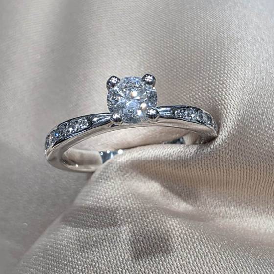 0.50ct SI1/D Round Cut Natural Diamond Shoulder Set Ring