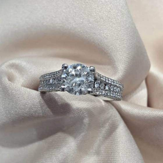 1.20ct SI1/G Round Cut Natural Diamond Shoulder Set Ring