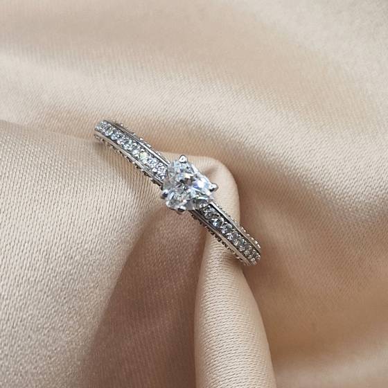 0.66ct VVS1/E Heart Cut Natural Diamond Shoulder Set Ring