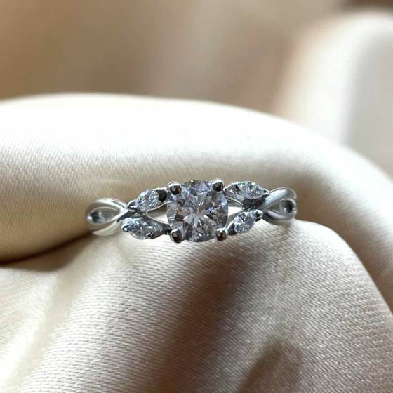 0.80ct SI2/F Round and Marquise Cut Natural Diamond Shoulder Set Ring