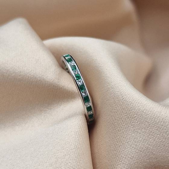 0.75ct SI/F-G Princess Cut Green Emerald Gemstone Full Eternity Ring