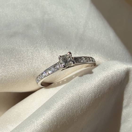 0.50ct SI2/G Princess Cut Natural Diamond Shoulder Set Ring