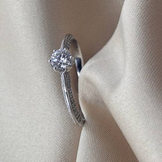 0.50ct SI2/E Round Cut Natural Diamond Knife Edge Shoulder Set Ring