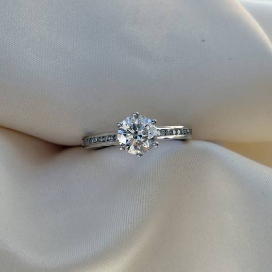 1.15ct VS1/D-E Round Cut Natural Diamond Shoulder Set Ring