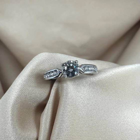0.95ct SI2/G Round Cut Natural Diamond Shoulder Set Ring