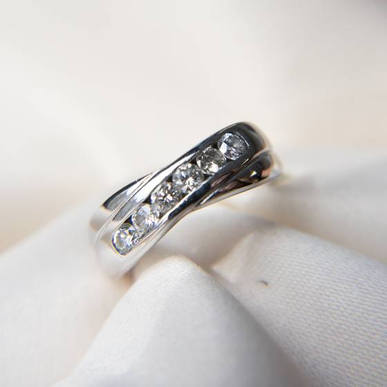 0.60ct VS/E-F Round Cut Natural Diamond Twist Wedding Ring