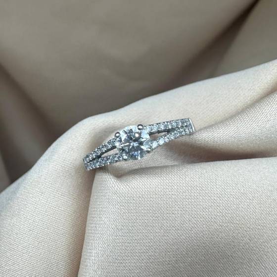 0.75ct SI1/F Round Cut Natural Diamond Shoulder Set Ring