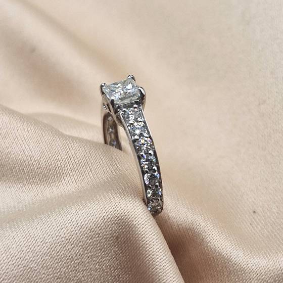 0.90ct I1/G Princess Cut Natural Diamond Shoulder Set Ring
