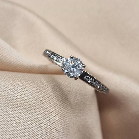 0.65ct SI2/F Round Cut Natural Diamond Shoulder Set Ring