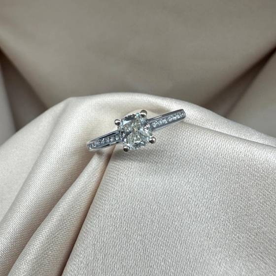 0.40ct SI1/F Round Cut Natural Diamond Shoulder Set Ring