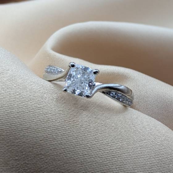 1.00ct SI1/D Cushion Cut Natural Diamond Shoulder Set Ring
