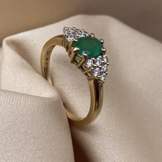 0.25ct VS/F-G Oval Cut Green Emerald Gemstone Shoulder Set Ring