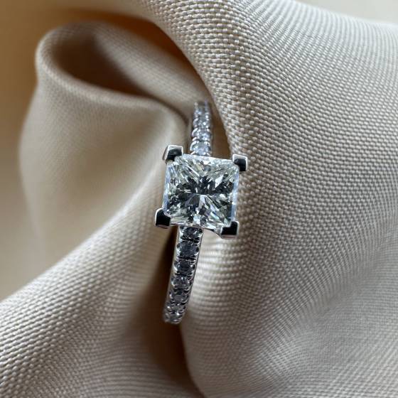 0.75ct VVS1/H Princess Cut Natural Diamond Shoulder Set Ring