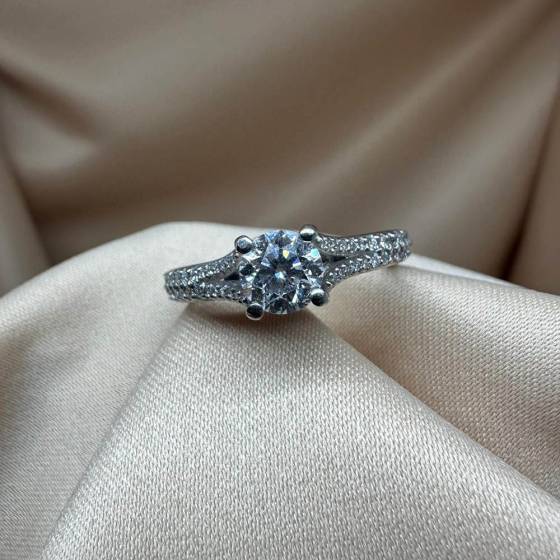 0.70ct VS2/E Round Cut Natural Diamond Split Shoulder Set Ring