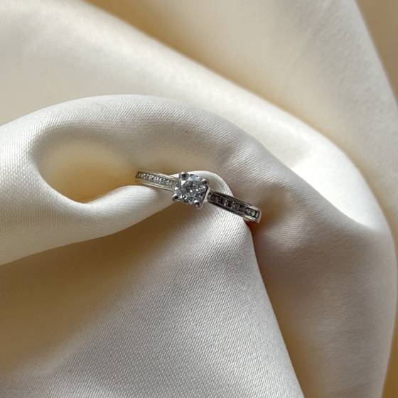 0.60ct SI2/F Round Cut Natural Diamond Shoulder Set Ring