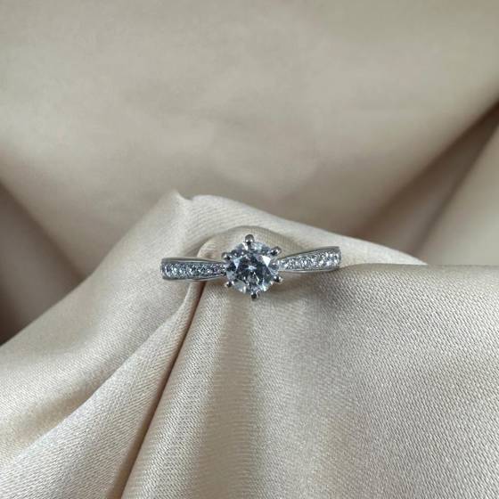 0.70ct SI2/G Round Cut Natural Diamond Shoulder Set Ring