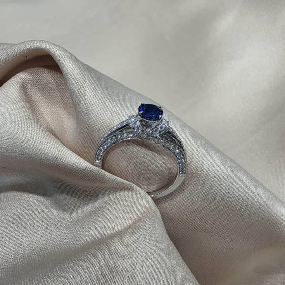 1.10ct VS/E-F Round Cut Blue Sapphire Gemstone Shoulder Set Ring