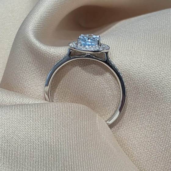 0.95ct VS/E-F Oval Cut Blue Topaz Ring in 18k White Gold