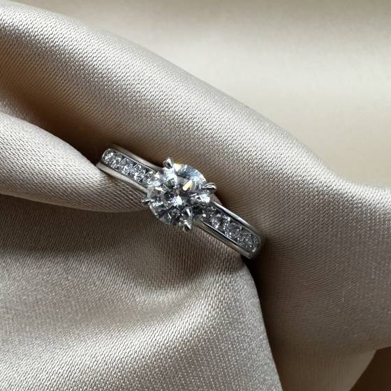 1.00ct SI2/F Round Cut Natural Diamond Shoulder Set Ring