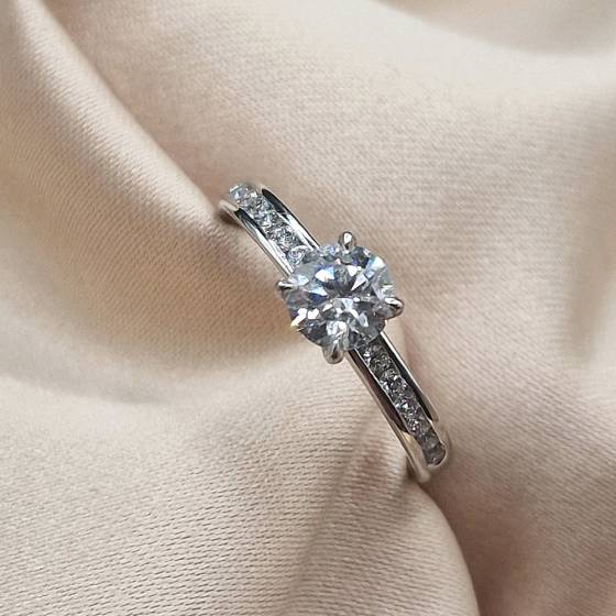 0.90ct SI2/H Round Cut Natural Diamond Shoulder Set Ring