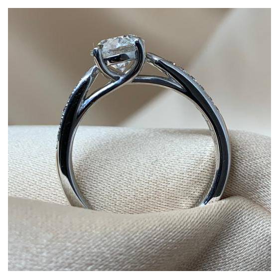 1.50ct SI2/G Natural Round Diamond Shoulder Set Ring in Platinum