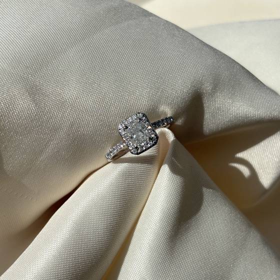 1.00ct SI2/G Radiant Cut Natural Diamond Shoulder Set Ring