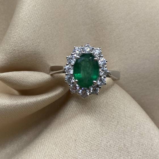 1.87ct VS/F Oval Cut Green Emerald Gemstone Halo Ring