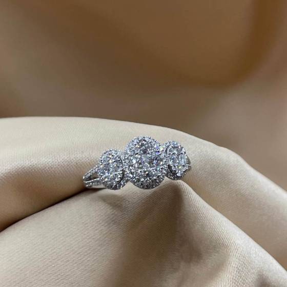 0.95ct VS/E-F Round Cut Natural Diamond Trilogy Ring