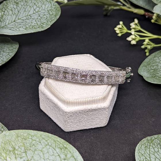 2.10ct VS/H-I Round and Baguettes Natural Diamond Bangle