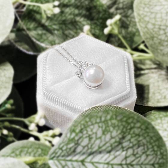 0.10ct VS/F-G Pearl and Round Natural Diamond Pendant