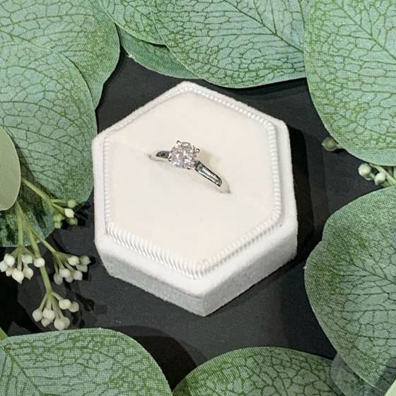 1.00ct VS2/G Round Solitaire Natural Diamond Ring