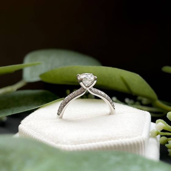 1.25ct SI2/G Round Diamond Shoulder Set Ring